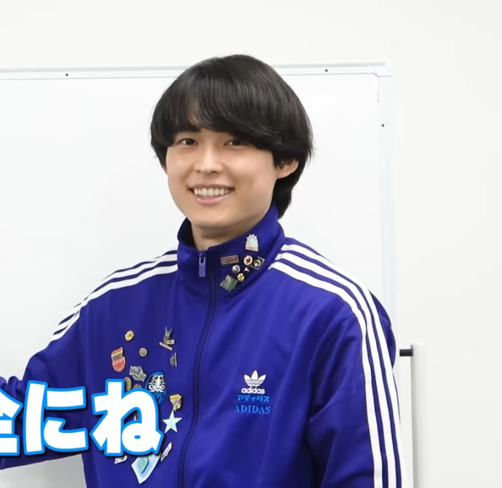 この松村北斗くんのadidasのジャージってどこで売ってますか？調べて