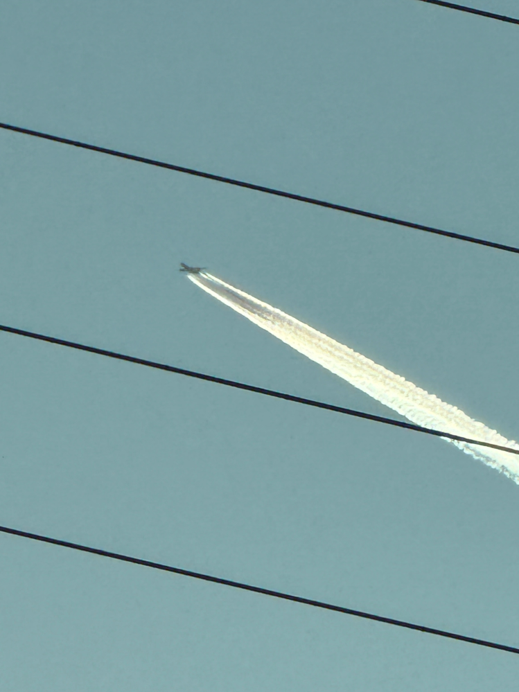 飛行機雲について質問です。 なんか随分幅が広くてバンバン出てるけど短いやつ見ました。 これはどういうやつでしょうか？ どうしてこうなってるのでしょうか？