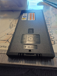 リモコンの電池カバーがかたくて開きません。どうすれば開けられ