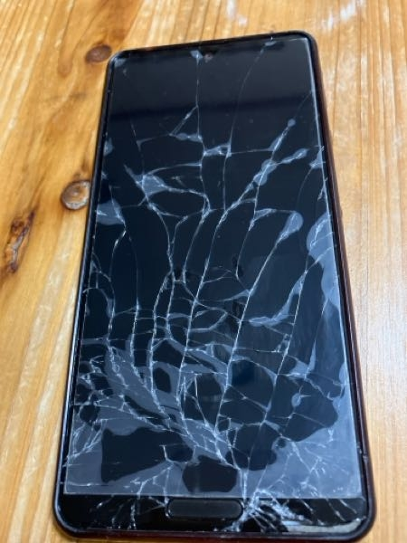 ぶっこわれた携帯 スマホを落としたらこのように割れてしまったのですが破片？が落