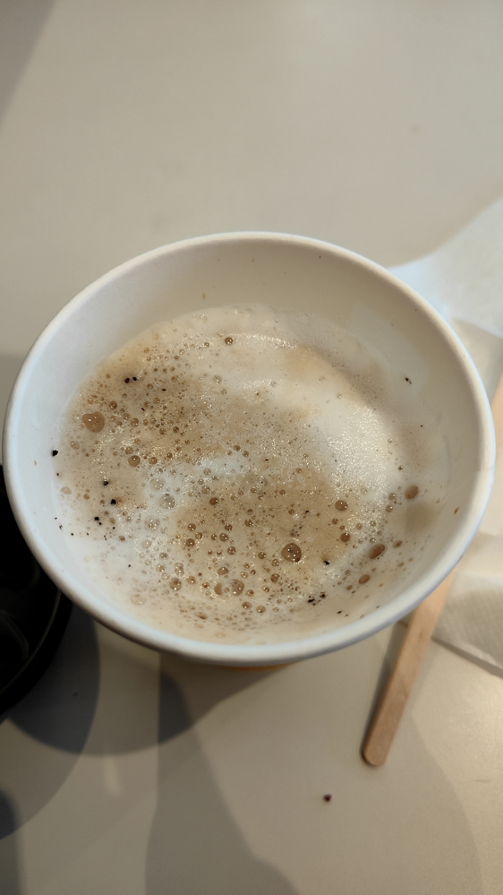 コーヒーに詳しい方へ マクドナルドのカフェラテに黒いものが浮いてますが飲んで大丈夫ですか?