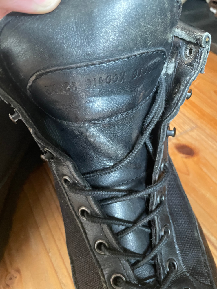 Danner 31400Xについて質問です！ 先日某リサイクルショップで見たことがないDanner Lightがあったので、購入したのですがネットでは情報を見つけることが出来ませんでした。 ベロの部分に 8 1/2 EE 31400X 01j806 の刻印があるパッチが縫い付けてあります。 内側側面に黒タグがあるので90s~00s位の物と思うのですが? ご教授お願いいたします。