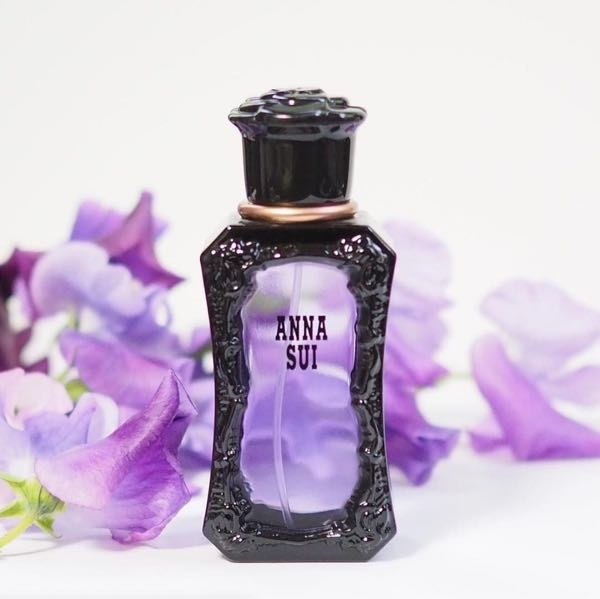 ANNA SUI オーデトワレの香りについてです。 みなさんはどんな香りに感じますか？？ この香水を好きな人、苦手な人。匂いの色々な感じ方が気になります！簡単にでもいいので是非教えてください