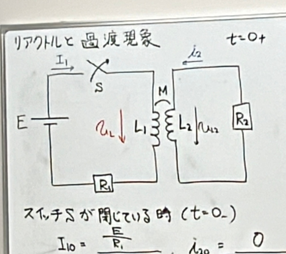 スイッチSが閉じている時、i20が0なのはなぜですか？右の閉回路にEがないからですか？