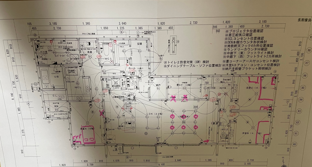 新築住宅の照明計画について教えて下さい。 ・リビングのダウンライトは9個から6個に減らして、かつ調光調色機能付き。雰囲気を出すため、テレビ背面上部は間接照明にしています。 ①ダウンライトの個数は良さそうですか？ ②調光調色機能は必要ですか？ ③テレビ背面の壁面に、リビングの調光コントローラーと洋室b.c側のスイッチがありますが、これを畳コーナーのスイッチ部に移動しても良いですか？ ④③の続きですが、スイッチ移動しようと思ったのは折角のアクセントクロスなので、移動した方が良いかなと思ってますが、どう思いますか？ ⑤ダイニングのダウンライトは3つでもいけますか？ ⑥寝室からトイレに夜中行く際は、ダウンライトだとかなり明るい。足元灯一個で行けますか？足元灯は人感センサーが良いですか？ もしくは、スイッチ式のフットライトにすれば解決？ ⑦廊下のダウンライトを真ん中ではなく壁側にしてユニバーサルデザインで壁を照らすようにして、かつ人感にした方が良いのか。グレアレスダウンライトにした方が良いか。そうすれば眩しさは軽減できる。 他に良い案があれば教えて頂きたいです。 ⑧反対に夜、両手で荷物を持って玄関から寝室方面のリビング入り口から入る時に、人感センサーの足元灯だけでは暗くないか？ ⑨洗面が人感が良いのか。 ⑩ただ洗面が人感センサーになった時に、 寝室からトイレの移動時はかなり眩しくないか？ 以上たくさんありますが、皆様のご意見頂戴できればと思います。