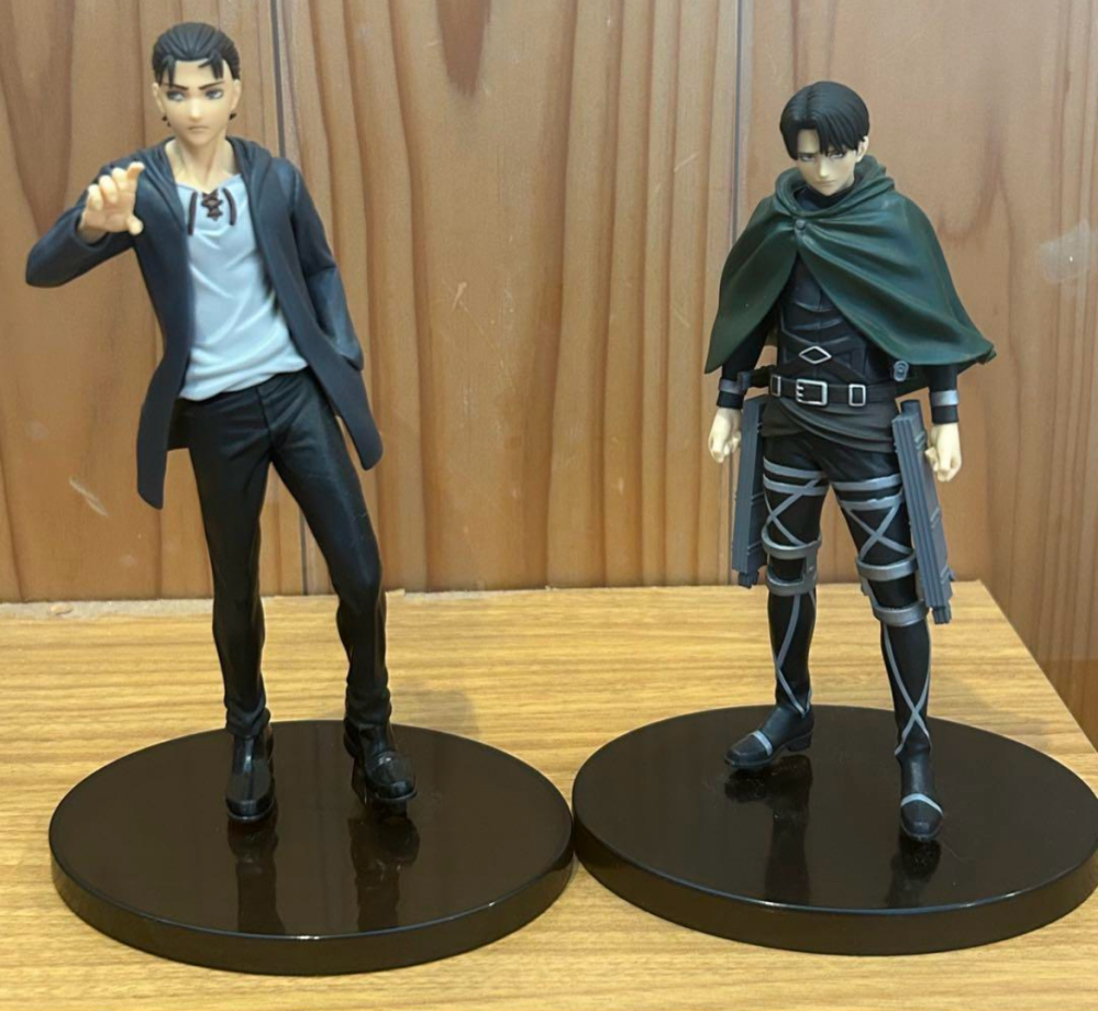 メルカリで下の写真の箱無しフィギュア2体が売れたので梱包して 