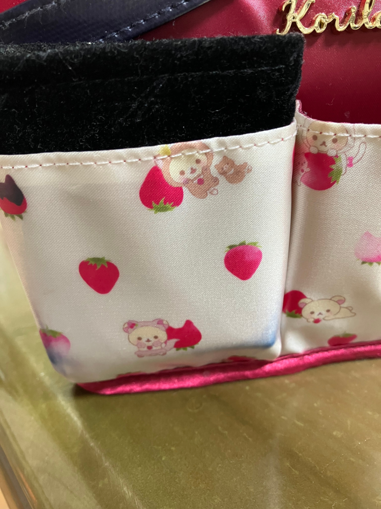 メイク道具を収納するコスメバスケットの汚れについて。 ポケットの部分にはアイシャドウを入れていたのですが、いつの間にか黒？青？っぽくなっていました。 ポケットの部分の生地は、ビニール？ポリエステル？とかが混じった布のようなものです。よくわかりません。 この汚れを直す方法がありましたら教えていただきたいです。