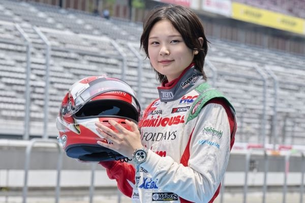 日本を代表する女性アスリートの2人の浅田真央さんと野田樹潤（Juju）さんですが、日本や世界での知名度（知っている人は何%か？）はどれくらいでしょうか？ 1. 日本。 浅田真央さん→知っている人は70%くらい（全盛期の現役の時は95%）。 Jujuさん→知っている人は75%くらい（F1ドライバーになれば100%くらい）。 2. ヨーロッパ。 浅田真央さん→知っている人は10%いるかどうか。。。全盛期の現役の時は20%くらい。 Jujuさん→モータースポーツが盛んなヨーロッパでは知名度が高くて70%。 3、セナを産んだブラジル。 浅田真央さん→知っている人は、ほぼゼロ%。在住日本人は知っているかも。 Jujuさん→モータースポーツが盛んなブラジルでも知名度は高く、70%の知名度。 下はJujuさんの画像です↓