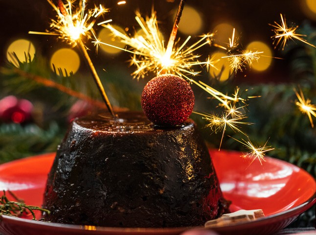 クリスマスプディングは花火をさして食べるのですか？