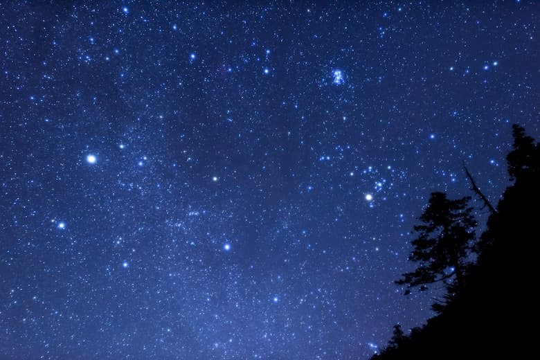 小さい頃から都会住みで満天の星空を見たことがないのですが、 このような星空は実在するのですか？見たことある方いますか。• – •̥