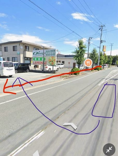 画像はイメージですが、歩道を赤の矢印のように歩いていたら家に入ろうとした車にクラクションを鳴らされました。なので3歩下がり、駐車が終わるの待って、降りてきたところに話を聞いてみました。以下会話 私「なんですか？」 車の男「そこにいたもんで気になって」 私「はい？」 車の男「その横私の家の庭なんですみません」 私「歩いてただけですけど？」 車の男「ああはいはい、すみませんね。」 と言った感じで終わったんですが、なんだったんでしょうか？私が悪いのでしょうか。