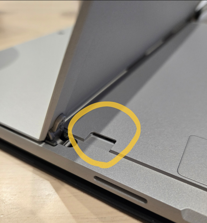 Surfacepro7+のこの部分はマイクロSDカード挿入口でしょうか