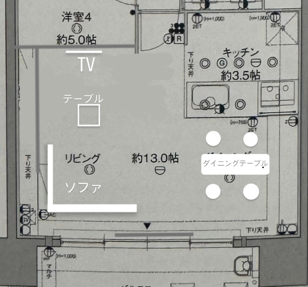 家具の配置について質問です 引越しが決まっており、新居での家具配置に悩んでいます 新築マンションをリフォームして住む予定で、壁掛けテレビを採用の予定です その壁掛けテレビの位置を迷っています 画