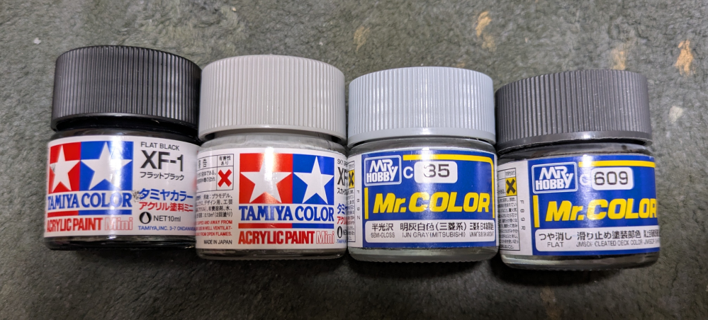 タミヤ　Mr.COLOR アクリル塗料セット 質問です。皆さんはタミヤのアクリル塗料とMr.COLORのアクリル塗料