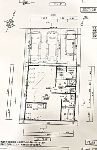 北道路 南と東に家あり →間取りについて相談です。 この度は土地とセミオーダー住宅を購入することになりました。 間取りは変えられるので、悩んでいます。 図のように、北道路、南と東に敷地から50センチほど空いて隣家が立ちます。 西は今畑ですが、いつか家が建つかもしれません。 横は約6.５メートル、縦は約12.５メートルの敷地で、標準プランの叩き台は、横6.5メートル、縦7.２メートルほどです。 日当たりと明るさが不安で、後ろ向きな気持ちが消えません。 来週あたり、本ローン申し込み前に設計士さんと不安点について話をする予定ですが、あまりに暗かったり希望と離れている場合は、手付金放棄でキャンセルも考えています。 ただ主人が気に入っているので、できればこの土地で私も気持ちよく過ごせるようにしたいです。 【希望】 1階リビング 少しでも直射が欲しい 昼間に電気をつけなくてもいい明るさが欲しい 風通しをよくしたい なるべく開放感がほしい そもそも北向きに土地を買うなという話ですがいろんな事情がありここに決まりましたので、お叱りはご容赦くださいませ。。 参考プランの間取りは図の通りです。 私は少しでも直射は明るさが欲しいので、南リビングにして吹き抜けか天窓をつくり、高窓の数を増やすくらいしか思いつきません。 ただ直射は無理かな…と泣きそうなほど落ち込みますが、主人は全く気にしないので天窓もデメリットしかないからやめとけと言います。 私の落ち込みようで狭い吹き抜けを作るか…と検討してくれているかんじです。 建物自体の形を変えられるかはわからないのですが、例えば西側に縦列2台の駐車場にし、南北を長くして南庭を作り隣家と離すとかもありなのか？と思ったり…。 ただ、最低5.6メートルは距離が必要と聞きました。 所詮２メートルほどの庭で距離を取ったとて意味がないのであれば、正方形に近い建物のままにして耐震性を高めた方がよい気もします。 何か間取り、採光について良いお知恵をお貸しください。 よろしくお願いいたします。