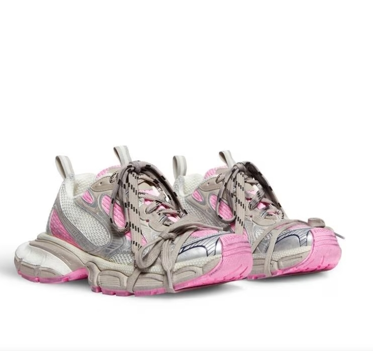 balenciagaの3xlのつま先についてる靴紐に色が似た靴紐あった 