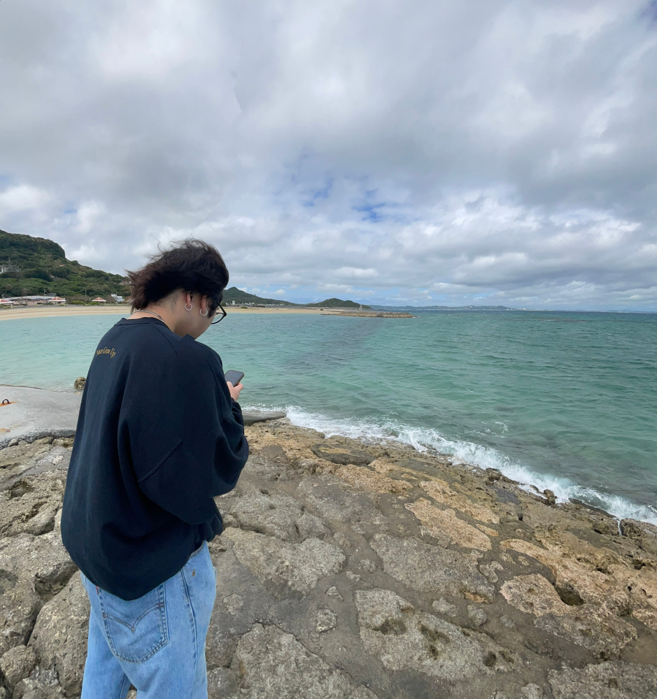 先日沖縄の海で友達に写真を撮ってもらい、後に写真を確認してみると耳がふたつ写っていました。これって心霊写真ですか？心霊系に詳しい方教えてください。
