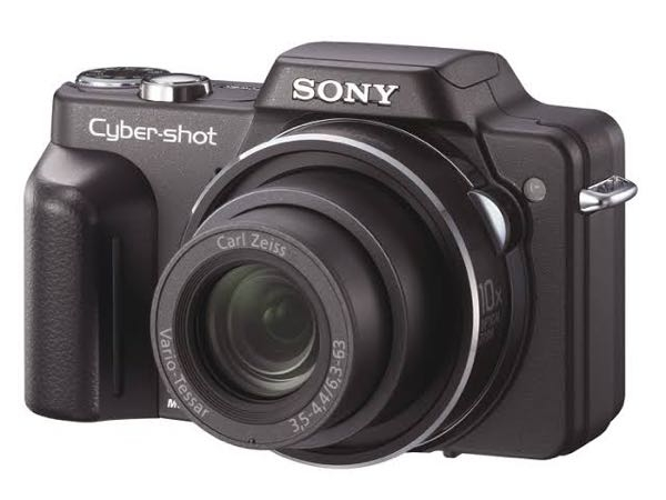 SONY ソニー Cyber-Shot DSC-H10のカメラについてです。 初めてのカメラで何を買えばいいか分かりません‬ > < 写真はカードリーダーでスマホに転送したいと思ってます。 対応のカードリーダーとsdカード教えてください！