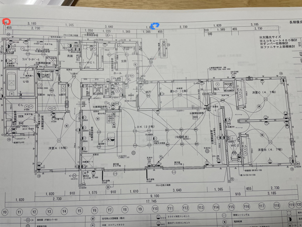 新築住宅の水道メーターと下水マスについて 新築住宅の図面で、上が北側道路になります。 図面では切れていますが、建物西側通路にエコキュートがあります。 そこで質問です。 土地を2区画買った関係で、赤丸と青丸のところに水道メーターと汚物マスがありますが、 どちらを使うのが良いでしょうか？ 工務店からは青丸と言われていますが、大丈夫でしょうか？赤丸の方がいいですか？ 西側を使った時は、南東のトイレからの排水が遠くなるのが気になりますが、その反面、北側トイレやお風呂等からは近くなります。 中央にするとアプローチ部分に重なってしまうのが気になります。 使うようにすると、目立たないように上に物を載せてカモフラージュすることができなくなりそうです。 どう思われますか？