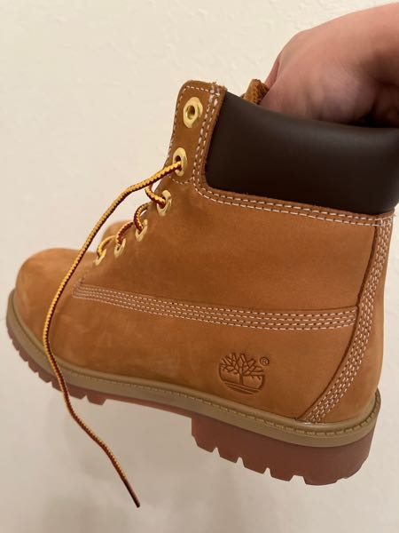近所の靴屋さんで買ったティンバーランドです。箱にはTIMBERLAND
