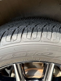 車のタイヤのこの程度のヒビ割れだとまだ全然乗れますか？？
まだタイヤ替えて2年目です。
側面のひび割れは全然ないです。 