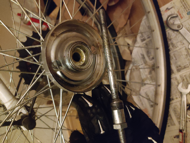 自転車を漕ぐと後輪からガタンガタンと凄い異音がするので自転車屋に 