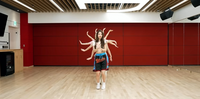 ダンス、KーPOPについてです。
ダンス未経験者でよく分からないのですが、
下のような、縦に1列に並んで手を出して躍るダンスに名前はありますか？あれば、教えていただきたいですm(_ _)m また、このようなダンスは初心者には難しいですか？
そして、このダンスが入っているKーPOPをもし知っていれば、教えていただきたいです！
