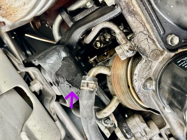 ジムニーjb23のエンジンルーム下から覗いた写真ですが、エン 