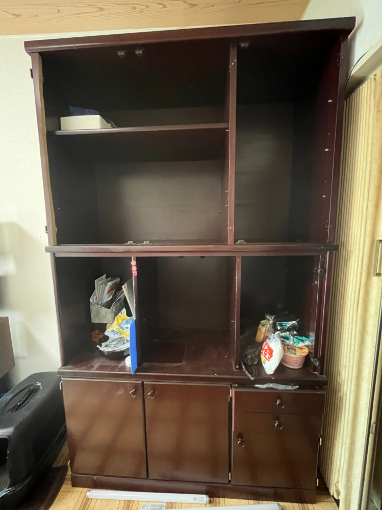 【急募】食器棚の解体について質問です。 閲覧ありがとうございます。 食器棚の解体について質問したいです。 自宅の棚を破棄したいのですが、重く、大きく、とてもじゃないけどそのままでは運べません。 見たところネジも釘も使われていない為、解体にはハンマーで壊したり外したりするしか無いのかなと思うのですが、いかがでしょうか？ ちなみに以前電ノコで切ろうとしてみましたが木が分厚すぎて断念しました。 もし壊すor外す場合は、どういう順番で側面の木をバラしていったらいいかもお答えいただけると助かります。 どうぞよろしくお願いします。