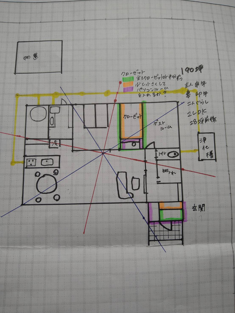 家相間取りについて 全くの素人がなるべく吉相なればと見様見真似で考えてみました。色々なものが建築的、排水的にも可能なものか分からずですが、やってみております。これから間取りや建物の縦横大きさが立つ位置などを決める所です。良いアドバイスなどありましたら、参考にさせて頂きたいと思いますので、是非宜しくお願い致します。 赤線上が北です。 まだどうするのが良いのかな？と悩んでる所もあります。 ①玄関 どのくらい張り出すのがよいのか？＋それによってドアの方角が変わったりするかと思うので、どうなのか？ （その大きさによってポーチやホール物入れ大きさを調整できそう） ②クローゼット ドーンと大きくするか 小さめにしてパソコンルームにする ③物置の位置 土地が大きいのでどこでも置けるので、北西が良いと見て配置してみました。 （物置ありきで家の場所を入れてみました） 他に置いても良さそうな所 ④浄化槽 これもどこに水回りがくるかによると思いますが、どこが良いのか 色々とまだ決まりきってはおりませんが、 健康でより良い暮らしの為に家相は大切にしたいと思っておりますので宜しくお願い致します。