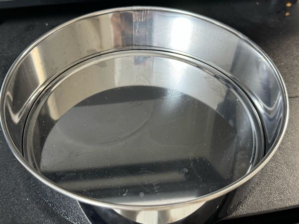 このようなケーキ型を100均で買いましたが オーブンやレンジ調理ができるか書いてるパッケージとかを昔捨ててました レンジのオーブン機能で使いたいのですが これは使えますか？？？