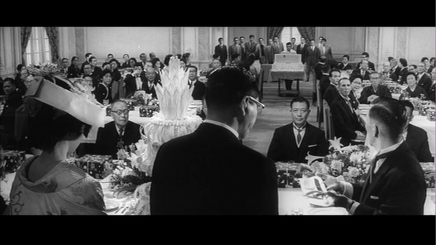 映画において、元ネタまたは参考にした（オマージュでもけっこう）シーンを元ネタと一緒に挙げて下さい！ 私はフランシス・フォード・コッポラ監督「ゴッドファーザー」（1972年）冒頭のコニーの結婚パーティー。次から次へと巧みに登場人物が紹介されていくシーン。 https://www.youtube.com/watch?v=_zX0WZ-ZkII この元ネタ、黒澤明監督「悪い奴ほどよく眠る」（1960年）、冒頭の結婚披露宴のシーン。 こちらは写真で・・・。