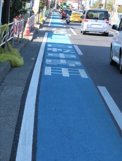 クルマを運転する人は車道を走る自転車のことをどう思いますか。 ・・・・・・・・・・・・・・・・・・・・・・・・・・・・・ 自転車は歩行者ではない。 だから歩道を自転車で走ってはいけないという法律ですが。 これからは自転車が歩道を走ったら罰金だそうですが。 よく分からないのですが。 と質問したら。 車道を走る自転車は邪魔。 という回答がありそうですが。 ですが自転車が歩道を走ると歩行者から自転車は邪魔だと思うのですが。 それはそれとして。 クルマを運転する人は歩道を走る自転車をこれからどうしたらいいのですか。 例えば自転車歩道禁止になつたら国道とかで車道を自転車が走っていたら間違いなく１年に１０００人くらいは自転車がクルマに轢かれるのでは。 余談ですが。 自転車専用レーンを作れとか言う人がいますが。 例えば片側２車線の国道の一車線を自転車専用レーンにしてしまったらクルマは大渋滞するのでは。 実際国道の一車線を潰して歩行者と自転車のレーンを増やしてクルマが大渋滞になつているところがあると思うのですが。