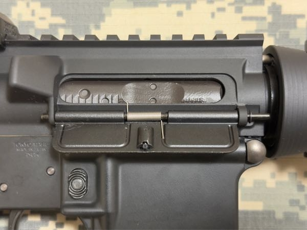先日、Amazonにて新品の東京マルイM4A1MWSガスブローバックを購入したのですかボルト表面が「ゆず肌」すぎて気になっています。これは仕様でしょうか。 セラコート仕上げだと思うのですがだとしてもゆず肌すぎると思っています。 ネットで調べたところ確かにゆず肌気味の個体もあったのですがここまでではありませんでした。 今のロットはこういうものなのか、それともハズレ個体を引いてしまったのか。詳しい方がいらっしゃいましたら教えて頂きたいです。 よろしくお願いします。