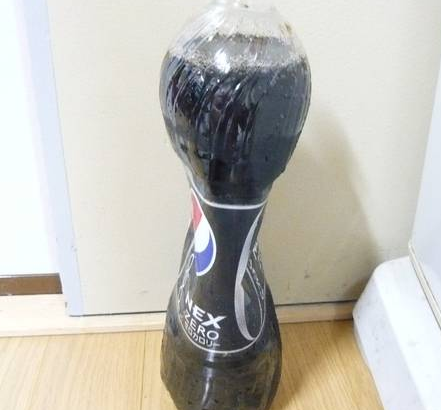 炭酸水をどうキープするか？ 最近は炭酸水をよく飲んでいます。 ダイエットの目的もあるのですが。 しっかり飲んでおくとお腹が一時的にふくれて けっこう食事量もおさえられる。 でも炭酸水を買うのも大きいペットボトルで買ったほうが お得なので買うのですが。 やはり抜けてしまう。 どう維持するのがベストでしょうか？ こんな事をやってみましたが効果ある？ あとは逆さにして冷蔵庫に入れるとか？