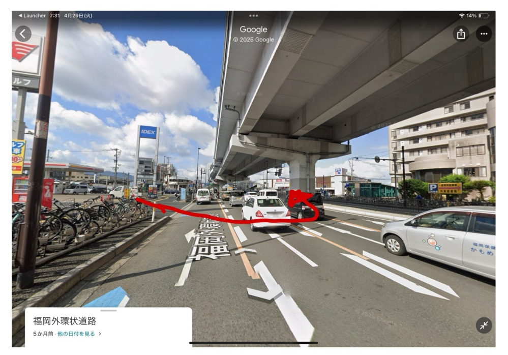 交差点前の黄色の車両通行帯に道路外の施設から左折進入して良いでしょうか？ 右折レーンまで行きたかったのですが・・・。 また、施設ではなく、脇道みたいなところから同様に進入して良いでしょうか？ 画像を参照してください。 例：野芥交差点 https://www.google.com/maps/place/IT'S+STYLE/@33.5477936,130.3473428,260m/data=!3m2!1e3!5s0x3541948975df9ab3:0x2571b734b2f59c3b!4m6!3m5!1s0x354194899db9b9f9:0x3a0938e4b6ec479!8m2!3d33.5483855!4d130.3472519!16s%2Fg%2F11ffl_zw6n?authuser=0&entry=ttu&g_ep=EgoyMDI1MDQyMy4wIKXMDSoJLDEwMjExNjQwSAFQAw%3D%3D