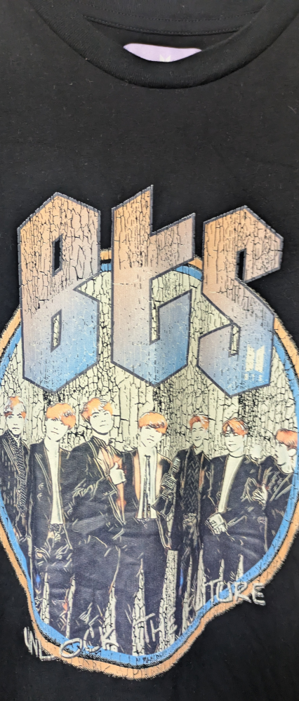 ＢＴＳファンの方へぜひ聞きたいことがあります。こちらのTシャツは本物ですか？何を持って本物かということですが公式が販売したか否かということで判別したいです。