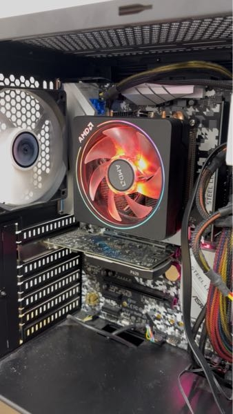 質問です！ AMD純正CPUクーラーなのですが、写真の通りファンが回転していません。どうすれば、回りますでしょうか？ スペック CPU: AMD Ryzen7 3700X マザーボード: ASRock B450 STEEL LEGEND これまでの経路 CPUクーラーを外したところ、 CPU本体にピン折れし、治しました。 グリスを塗り替え、SSDを外し、M.2 SSDに変えました 詳しい人がいれば、助かります…！