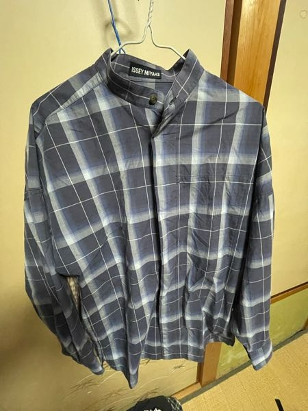 洋服の合わせ方で質問です。 父親からバンドカラーシャツをお下がりでもらいました。もらったのは良いんですが、あんまり着ない服の系統なので扱いに困ってます。あとボタンを全部留めると首が苦しくなります。 どう着こなすのかアドバイスが欲しいです。ものはいいらしいので着たくて‥‥