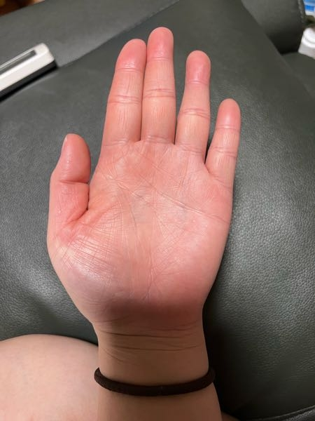 手相占いお願いします。 30歳女です。 仕事運、金運、恋愛運、ほかに特徴的な手相があったら教えていただきたいです。よろしくお願いします。