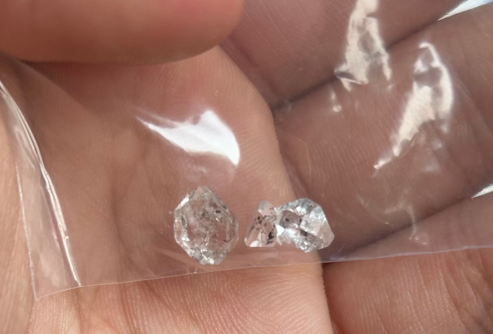 これは何の宝石ですか？ そして本物ですか？ お寺のガチャで1000円で回しました