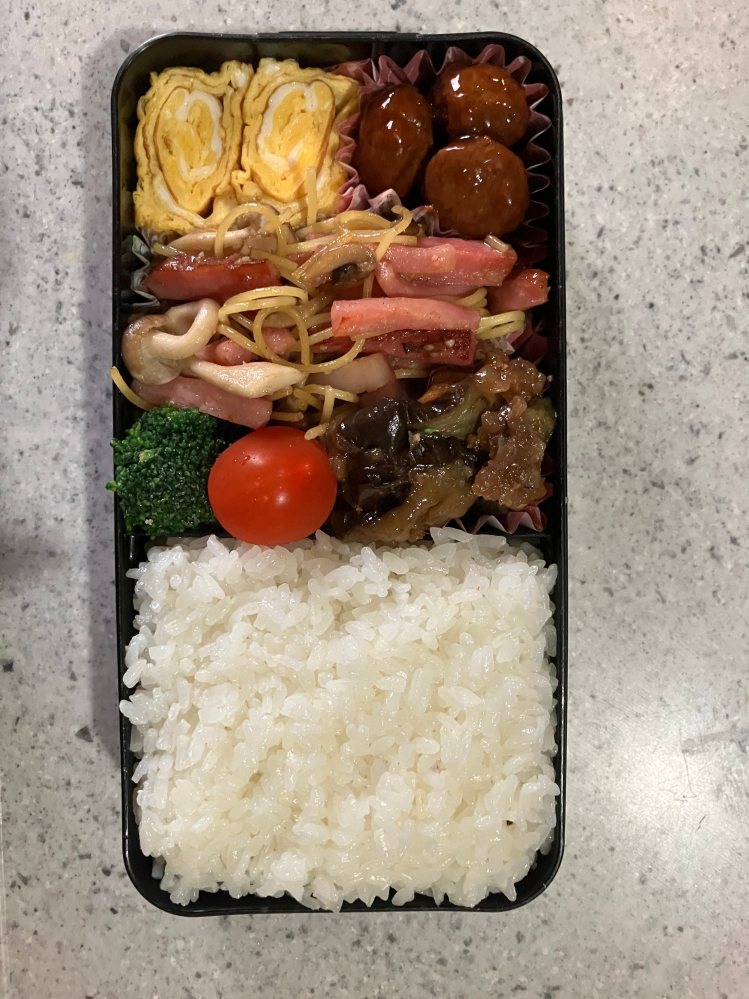 この弁当どう思いますか？今日の弁当です。 俺の周りはめちゃ豪華弁当の奴ばかりで、俺の弁当なんか恥ずかしいと思ってしまいます。母親は料理が好きじゃないですが、毎日弁当作ってくれます。同じもの多いけど。
