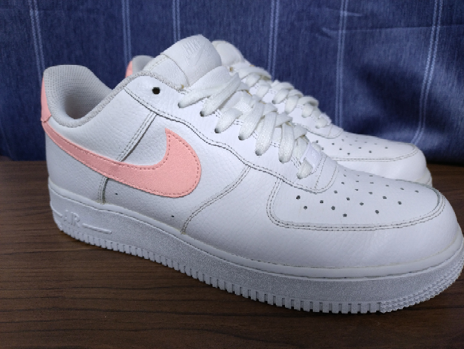 今履いているNIKEのエアフォース1のサーモンピンクってモデルなんですが友達やスニーカーショップの人から見たことないカラーと言われました。 エナメルの濃いピンクや底がピンクやタグがピンクで似ている配色はいっぱい存在するのですが探してもこのカラーのエアフォースは画像すらありません。 購入場所は有名なアパレルショップなんで間違いなく本物です。 これは珍しいのでしょうか？