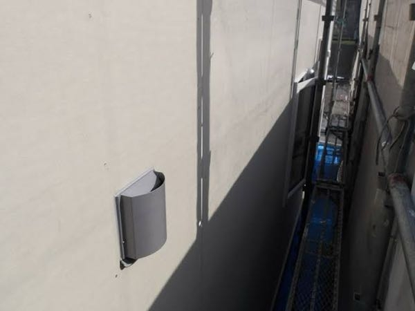 写真のような換気扇カバーが取り付けてあるのですが、上からも下からも排気したものが出るため、上下に黒い汚れが付きます。 下は手が届くので掃除できるのですが、上は脚立のてっぺんに登って掃除しないといけないので危なくてあまりしたくありません。 そこで質問なのですが、上の部分をアルミテープか何かで塞いでも問題ないでしょうか？