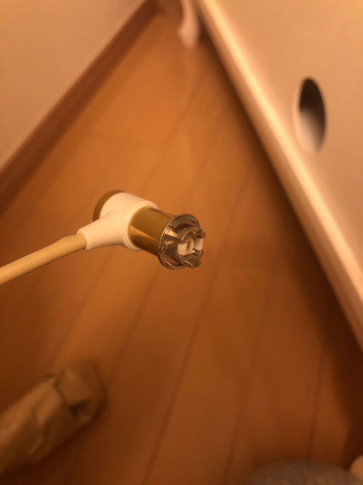 テレビコンセントとリモコンもついています テレビのアンテナケーブルと一緒に、コンセントの中の金具も抜けて