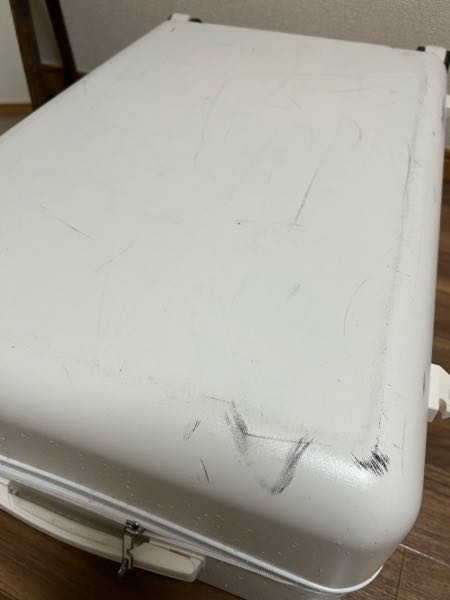 キャリーケースの黒い汚れはどうやったら綺麗になりますか？