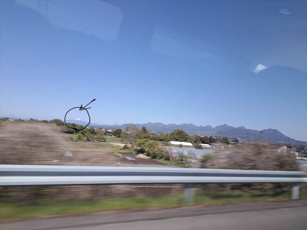 地形、山に詳しい方至急！！！！！！！ 群馬県前橋市の関越自動車道から撮った山たちの中で、特段目立っているこの雪を被った山はなんですか？？