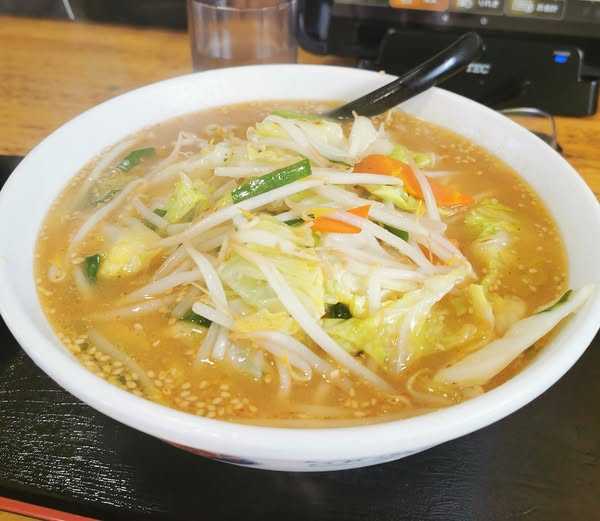 お昼は何を食べましたか？ 私は先日に続いてドライブインで辛子味噌ラーメン いただきました。 程よい辛さでめっちゃうまかった～～