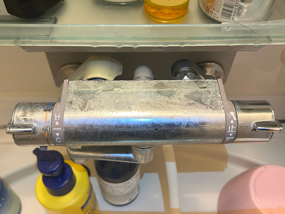お風呂のKVK サーモスタット式シャワー混合水栓 で質問です。かなり年式は古く、型番はわかりません。新しく購入したモノを自分でとりつけようとしました。 止水弁をドライバーでまわしたところ、お湯はとましました。水が硬かったため、力でまわしたところまわりました。ですが、まわり続けてしまい、閉まりません。 この後の対処法を教えていただけないでしょうか。 どうぞよろしくお願いいたします。