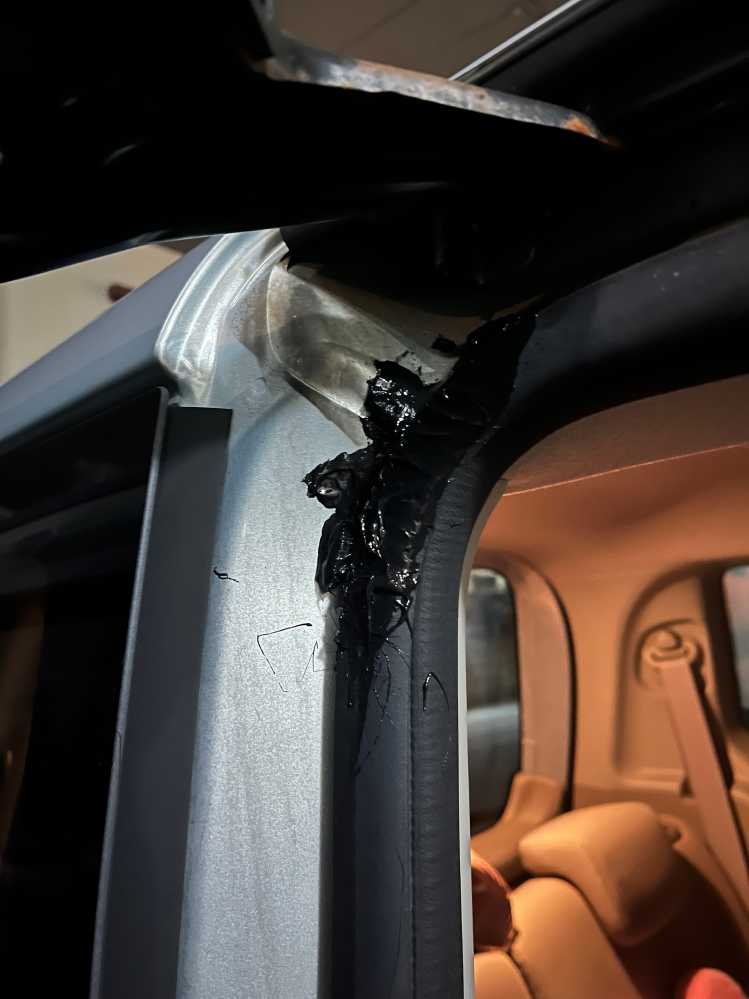 1週間前に中古屋さんで車を購入し納車したのですが、後ろのスライドドアの上の方になにか黒いのがついていました。これは何でしょうか？接着剤かなにかが乾いてなくてこうなってるのでしょうか、、、？ (ドアの接着部分？にもべったりくっついてます) スライドドア両側このような状態です。中古屋さんに直接聞きに行けば早いとはおもうのですが、担当者の人がちょっと苦手で出来れば関わりたくないです、、、(•ᴗ•; )有識者の方にぜひ教えて頂きたいです。